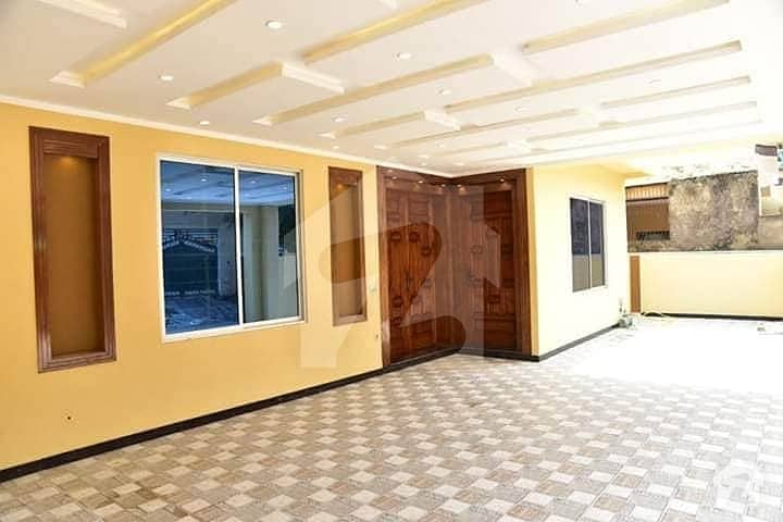 ائیرپورٹ ہاؤسنگ سوسائٹی راولپنڈی میں 8 کمروں کا 1 کنال مکان 3.5 کروڑ میں برائے فروخت۔