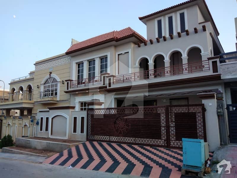 مدینہ ٹاؤن اسلام آباد میں 7 کمروں کا 12 مرلہ مکان 2.9 کروڑ میں برائے فروخت۔