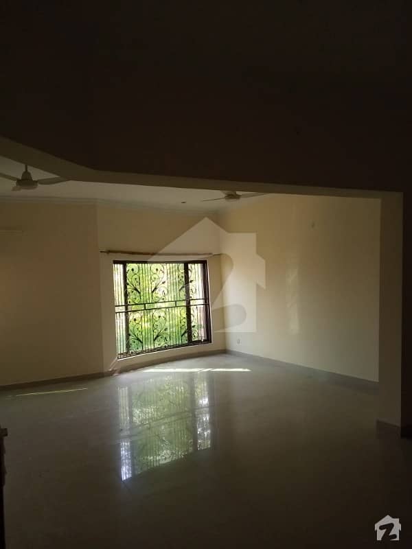 1 Kanal Upper Portion For Rent 3 Beds 3 Baths Kitchen TV Lounge Store Gas And Everything
