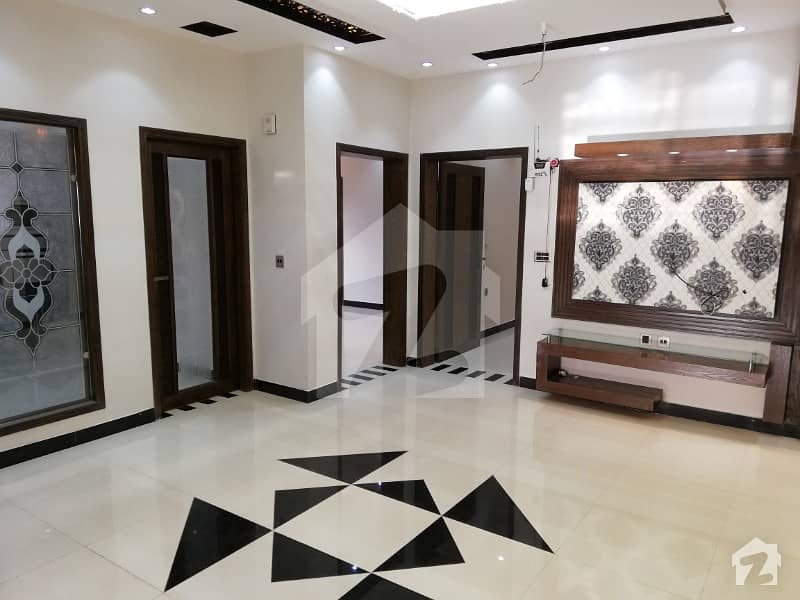 8 Marla House For Rent At Good Location In Bahria Town Lahore