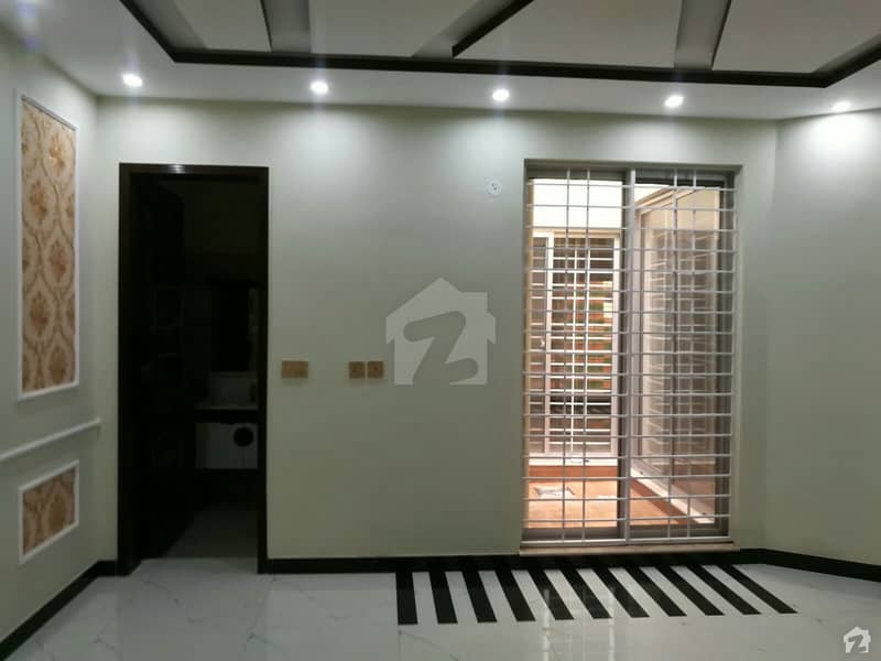 پی جی ای سی ایچ ایس فیز 2 پنجاب گورنمنٹ ایمپلائیز سوسائٹی لاہور میں 6 کمروں کا 1 کنال مکان 3.5 کروڑ میں برائے فروخت۔