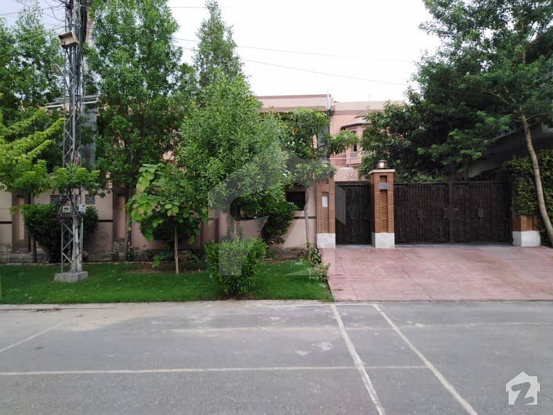 House Is Available For Sale In Aamer Town Canal Road Faisalabad