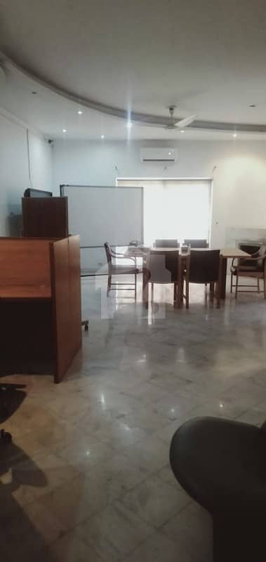 گلبرگ 3 - بلاک جے گلبرگ 3 گلبرگ لاہور میں 3 کمروں کا 2 کنال بالائی پورشن 80 ہزار میں کرایہ پر دستیاب ہے۔