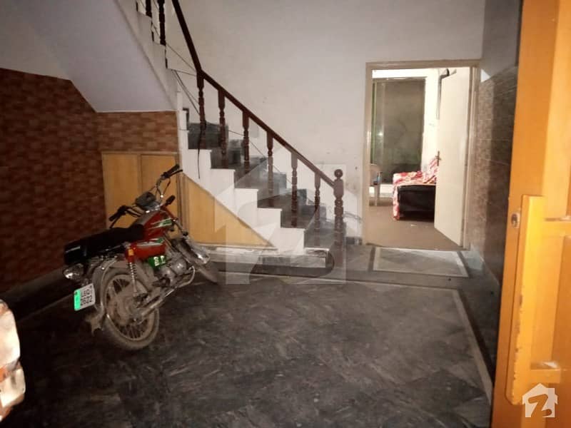 جوہر ٹاؤن لاہور میں 3 کمروں کا 3 مرلہ مکان 82 لاکھ میں برائے فروخت۔