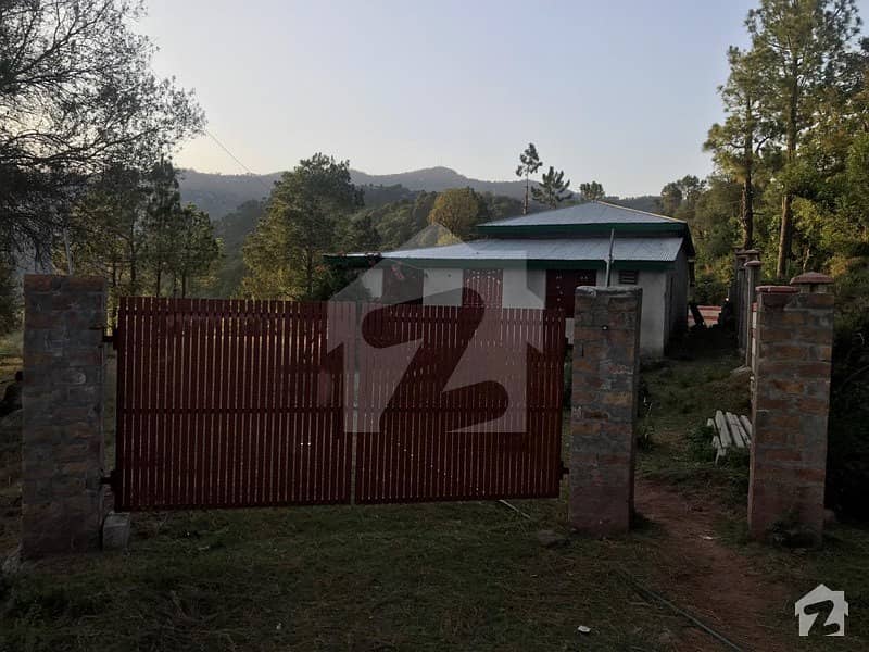 اسلام آباد - مری ایکسپریس وے اسلام آباد میں 2 کمروں کا 1.45 کنال فارم ہاؤس 1.25 کروڑ میں برائے فروخت۔