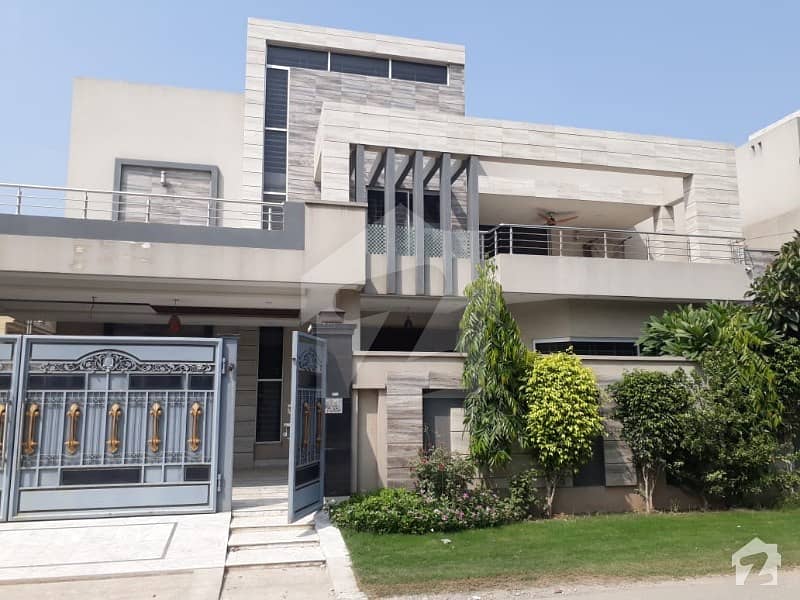 الرحمان گارڈن فیز 2 الرحمان گارڈن لاہور میں 5 کمروں کا 17 مرلہ مکان 3.5 کروڑ میں برائے فروخت۔