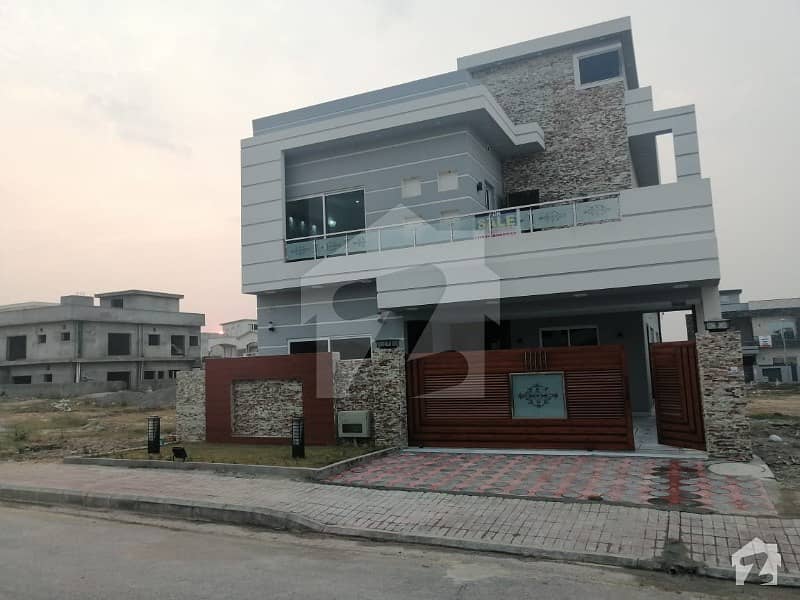 اسلام آباد ۔ پشاور موٹروے اسلام آباد میں 11 کمروں کا 11 مرلہ عمارت 18 کروڑ میں برائے فروخت۔