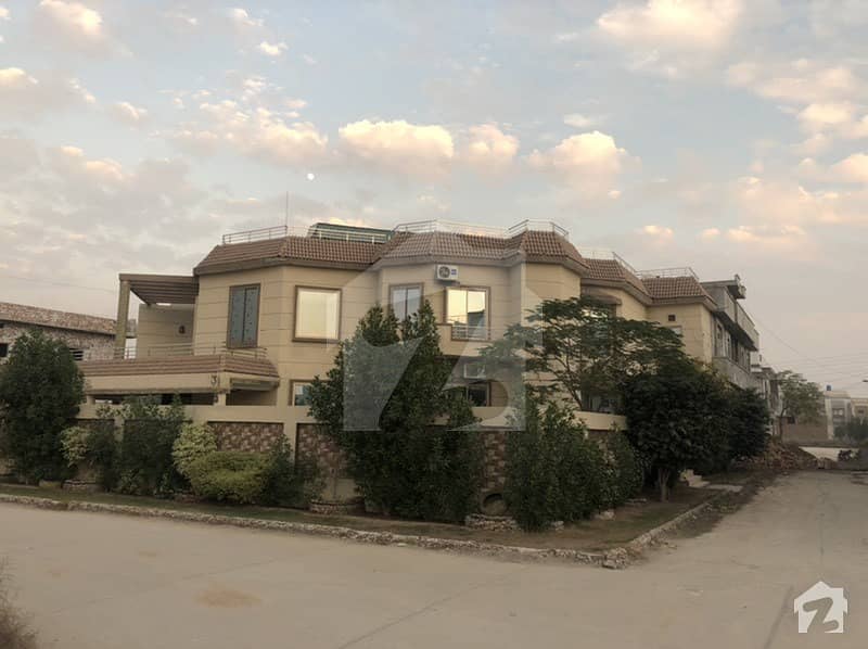 6300 Square Feet House Is Available In Khayaban-E-Shair