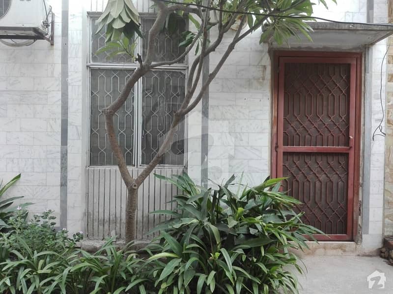 1125  Square Feet House Is Available In Allama Iqbal Town