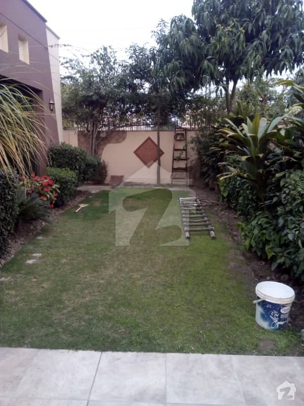 Kanal Old Bungalow In DHA Phase 4 For Sale