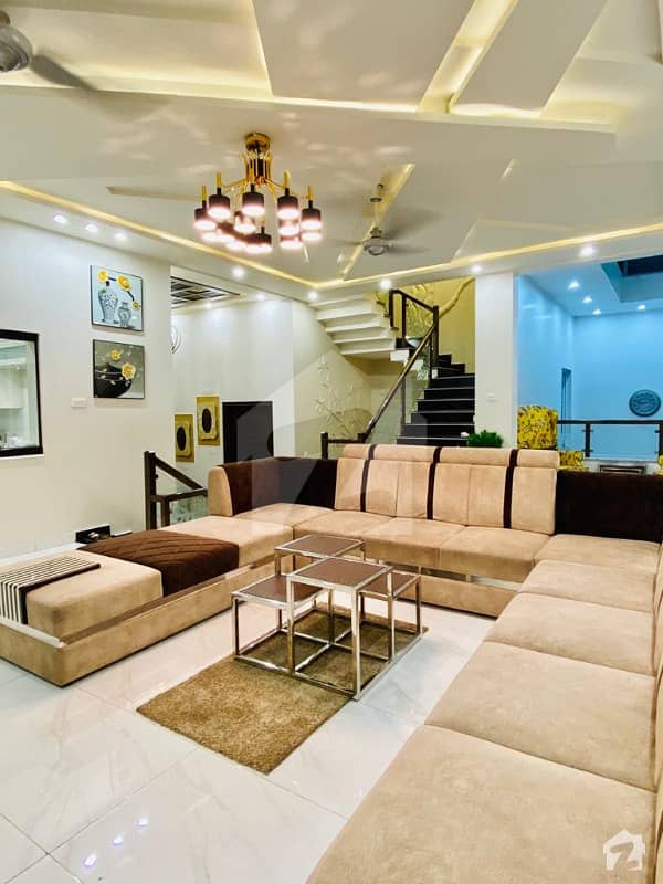 یونیورسٹی ٹاؤن فیصل آباد میں 5 کمروں کا 1 کنال مکان 6 کروڑ میں برائے فروخت۔