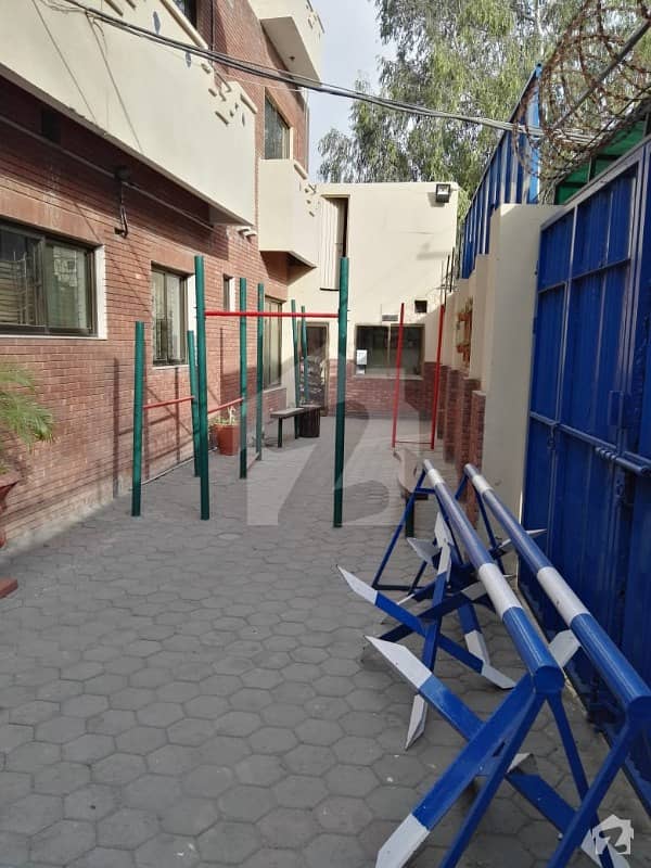 نیو سمن آباد لاہور میں 10 کمروں کا 1 کنال مکان 2.5 لاکھ میں کرایہ پر دستیاب ہے۔