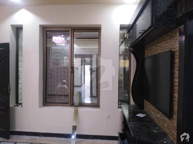 یونیورسٹی ٹاؤن پشاور میں 7 کمروں کا 6 مرلہ مکان 2.2 کروڑ میں برائے فروخت۔