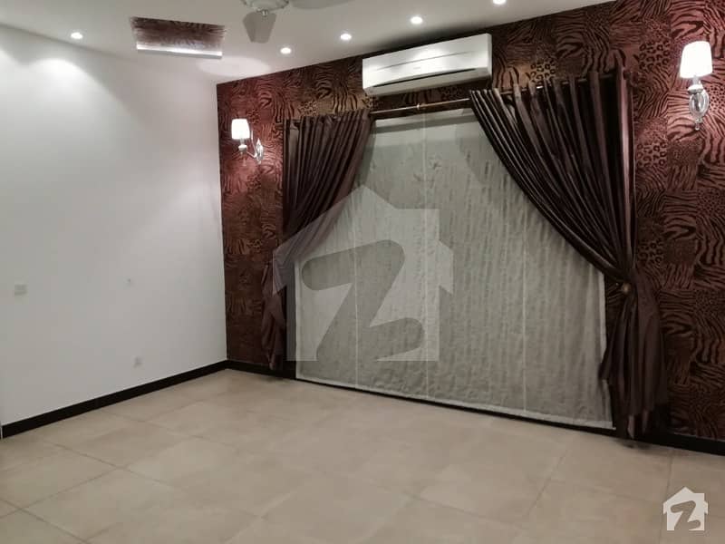 ڈی ایچ اے فیز 4 ڈیفنس (ڈی ایچ اے) لاہور میں 5 کمروں کا 1 کنال مکان 1.45 لاکھ میں کرایہ پر دستیاب ہے۔