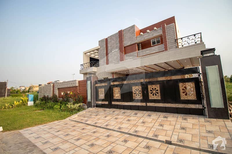 ڈی ایچ اے فیز 8 - بلاک اے ڈی ایچ اے فیز 8 ڈیفنس (ڈی ایچ اے) لاہور میں 5 کمروں کا 1 کنال مکان 3.75 کروڑ میں برائے فروخت۔