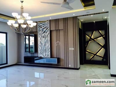 Gulberg  Penthouse In High Profile Brand New Building For Rent