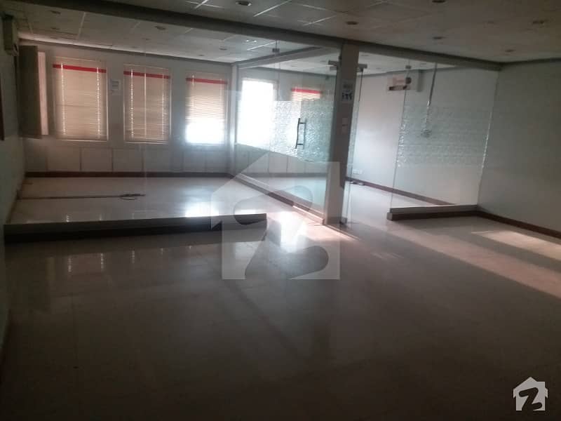 Office Of 10000  Square Feet In Clifton For Rent