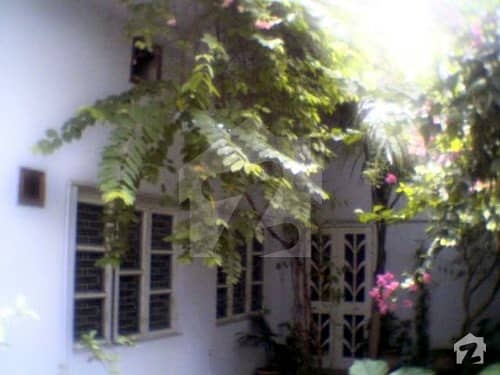 سوِل لائنز سیالکوٹ میں 4 کمروں کا 10 مرلہ مکان 1.45 کروڑ میں برائے فروخت۔