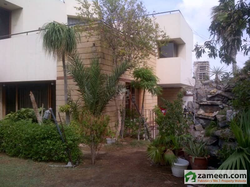 1200 Yards Extra Ordinary Bungalow With 5 Beds & Swimming Pool Huge Lawn