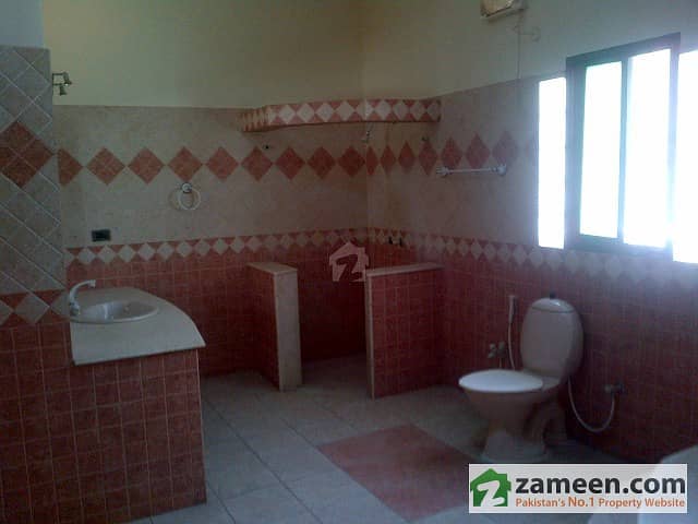 Prime Location 500 Yards Bungalow With 5 Beds Phase 5 Immediate Possesion