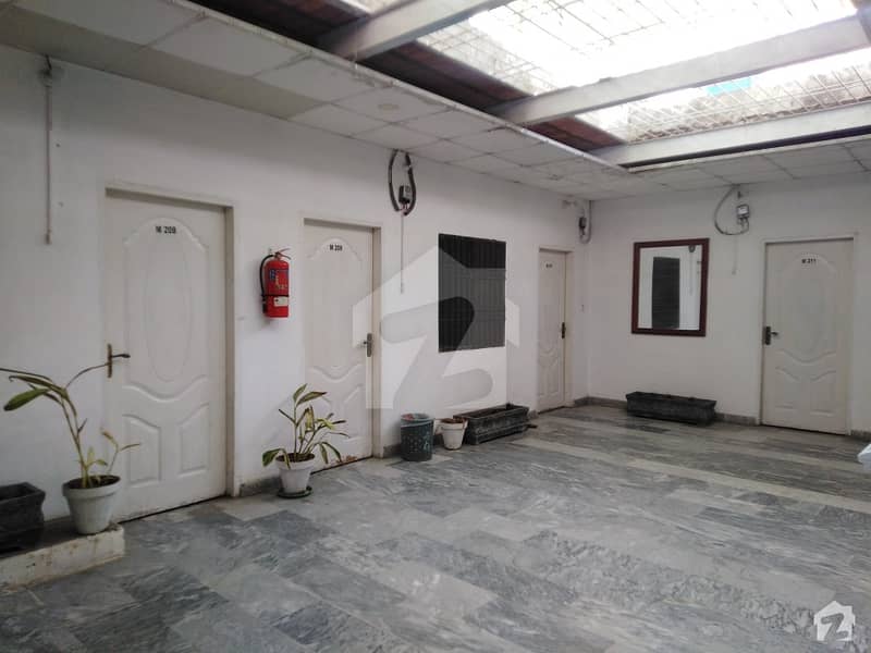 گلبرگ لاہور میں 2 کمروں کا 1 مرلہ کمرہ 9 ہزار میں کرایہ پر دستیاب ہے۔