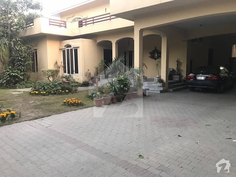 32 Marla 05 Bed Villa In Sarwar Colony On Rent Fully Renovated