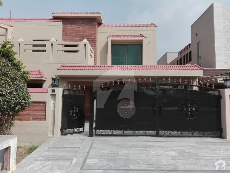 اسٹیٹ لائف ہاؤسنگ فیز 1 اسٹیٹ لائف ہاؤسنگ سوسائٹی لاہور میں 5 کمروں کا 1 کنال مکان 1 لاکھ میں کرایہ پر دستیاب ہے۔