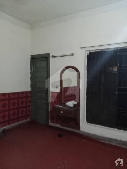 Room For Rent In Model Town