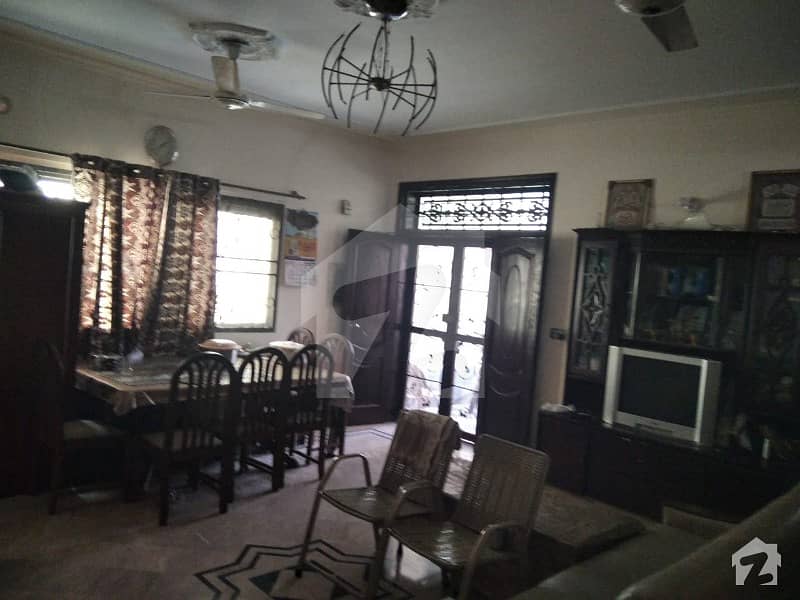 جوہر ٹاؤن فیز 2 جوہر ٹاؤن لاہور میں 6 کمروں کا 12 مرلہ مکان 3.25 کروڑ میں برائے فروخت۔