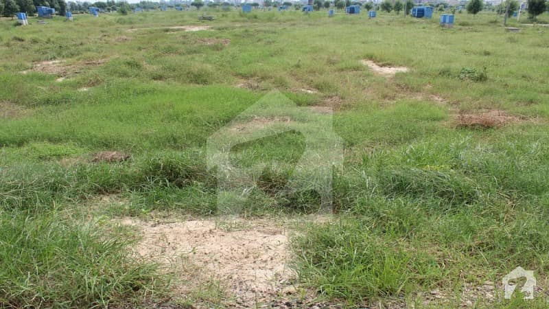 8 Marla Commercial Plot For Sale on Carpeted and 80 Feet Road