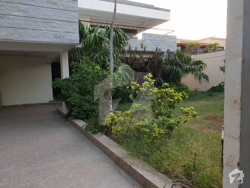 1000 Yards Bungalow 7 Beds Attached Bath 2 Lounges Drawing Dining Servant Rooms 5 Cars Parking