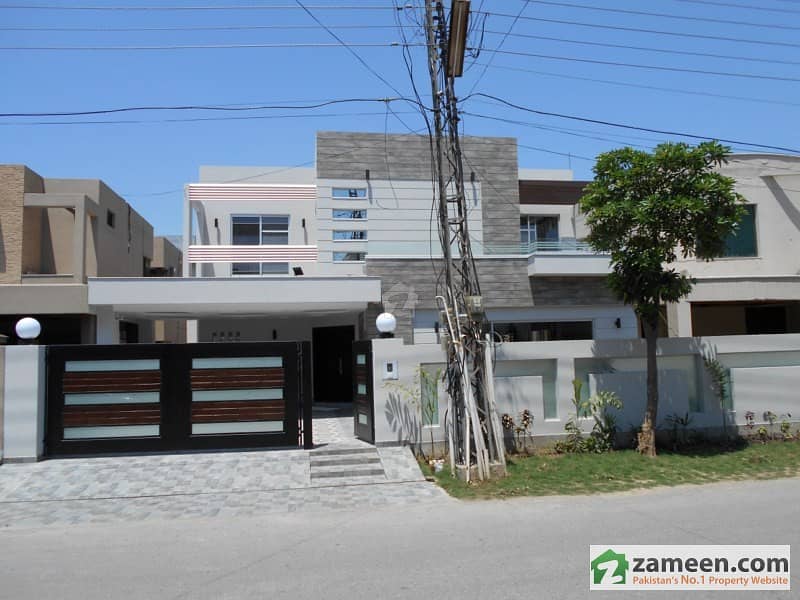 Spacious Bungalow For Sale In Phase 4 - DHA