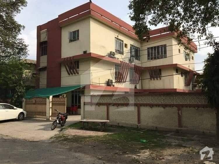 نیو مسلم ٹاؤن لاہور میں 9 کمروں کا 2 کنال مکان 4 لاکھ میں کرایہ پر دستیاب ہے۔
