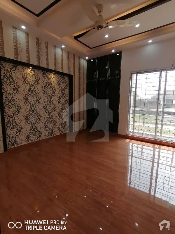 5 Marla House Facing Park For Sale In Paragon City