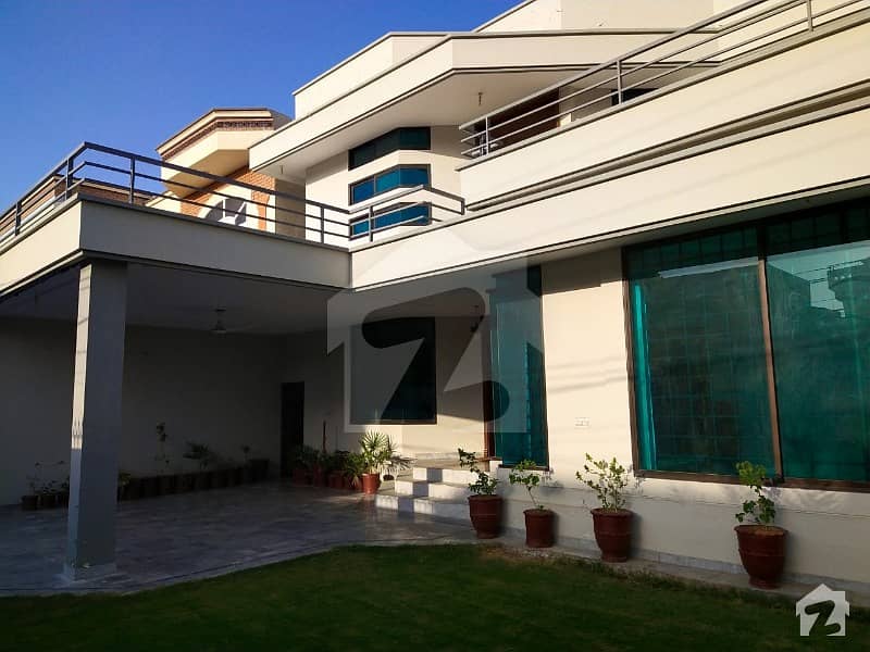 علامہ اقبال ٹاؤن رحیم یار خان میں 6 کمروں کا 1 کنال مکان 4 کروڑ میں برائے فروخت۔