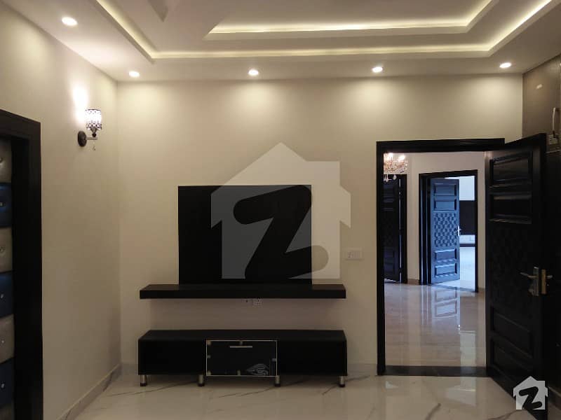 بحریہ آرچرڈ فیز 1 بحریہ آرچرڈ لاہور میں 5 کمروں کا 10 مرلہ مکان 2.1 کروڑ میں برائے فروخت۔