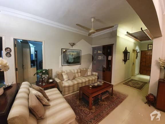 کلفٹن ۔ بلاک 5 کلفٹن کراچی میں 3 کمروں کا 10 مرلہ فلیٹ 4.5 کروڑ میں برائے فروخت۔