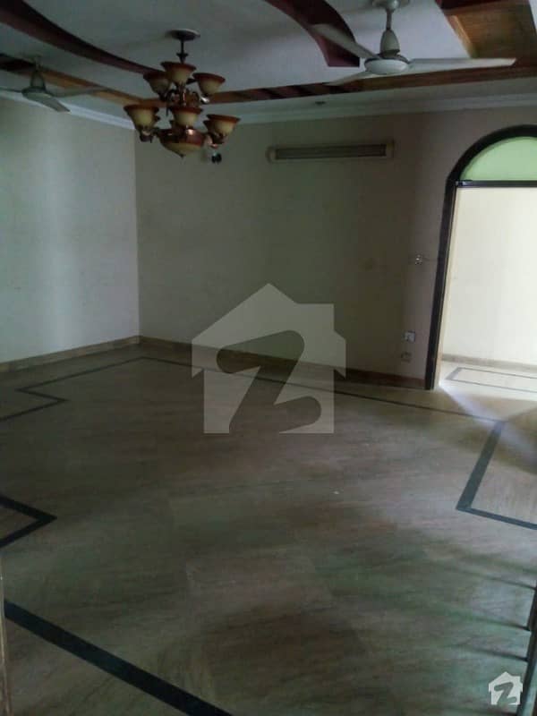 10 Marla Upper Portion With Separate Entrance Available For Rent In Green City Ideal Location