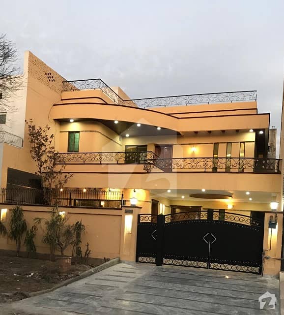 10-Marla , 5,BedRoom's House Sale in PAF officers Colony Zarar Shaheed Road Lahore Cantt.