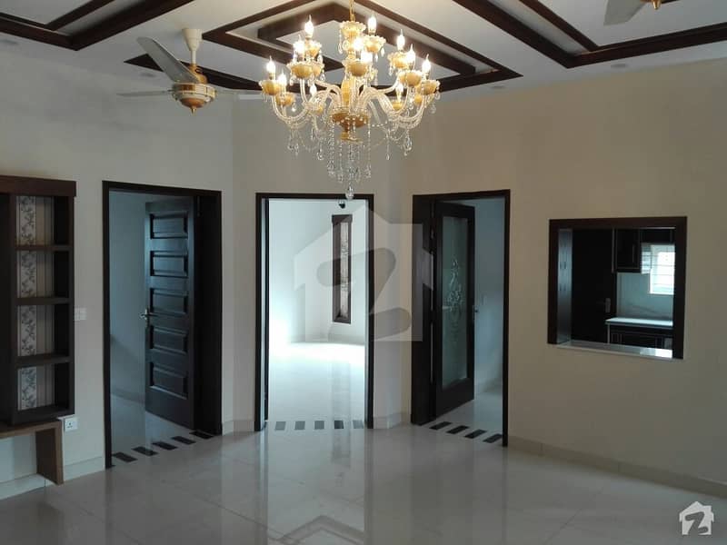 10 Marla House In Bahria Town Is Available