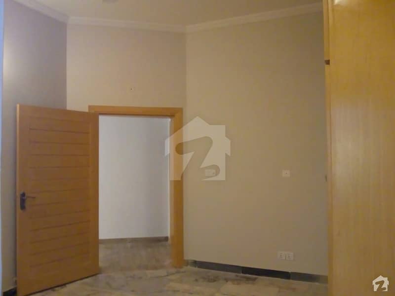 5 Marla Upper Portion In Muslim Town For Rent