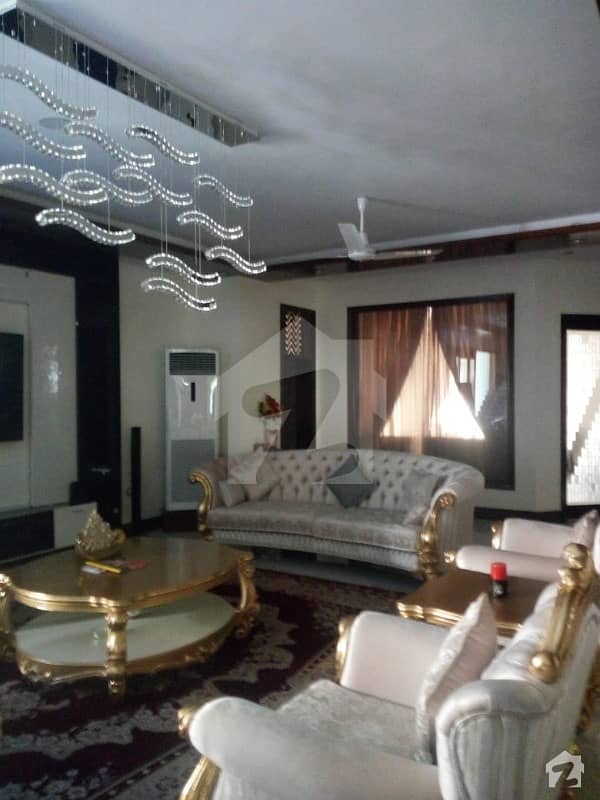 1000 Yards Like New Fully Furnished Villa For Sale