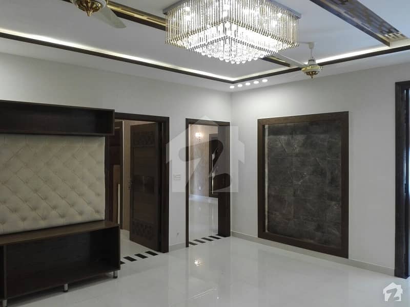 بحریہ ٹاؤن سیکٹر سی بحریہ ٹاؤن لاہور میں 5 کمروں کا 1 کنال مکان 1.3 لاکھ میں کرایہ پر دستیاب ہے۔