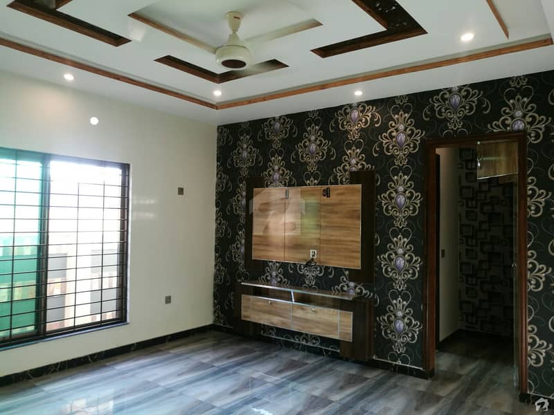 Stunning 1 Kanal House In Nasheman-e-Iqbal Available