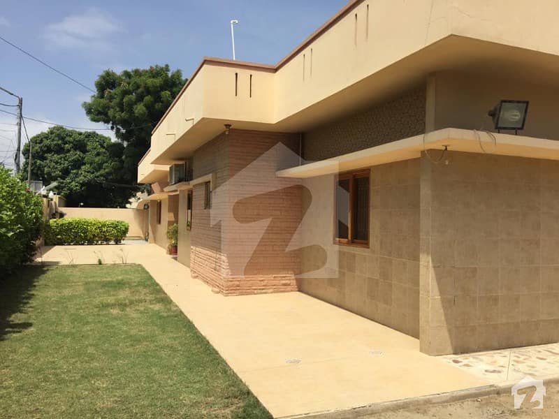 ڈی ایچ اے فیز 4 ڈی ایچ اے کراچی میں 4 کمروں کا 2 کنال مکان 13 کروڑ میں برائے فروخت۔