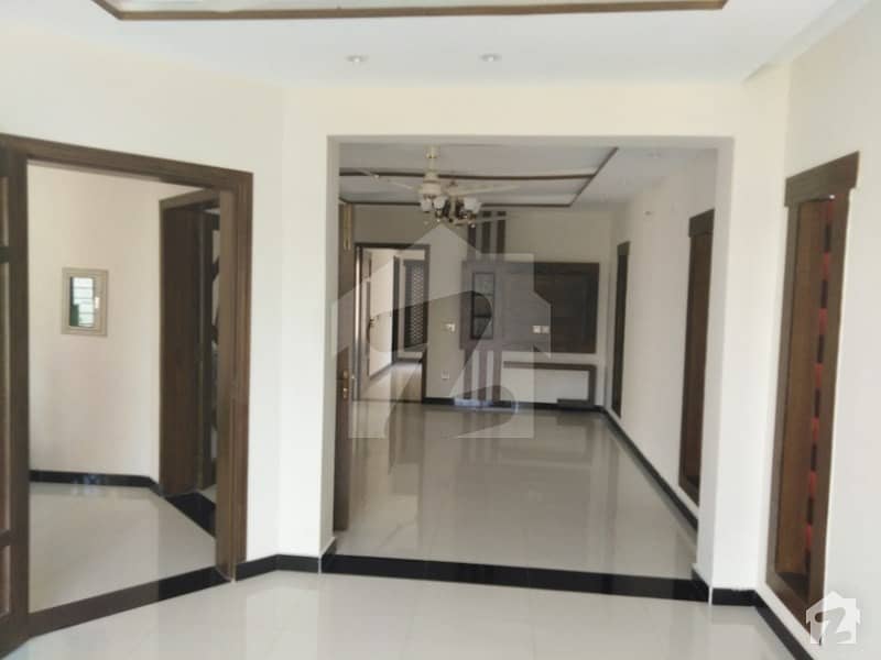 بحریہ ٹاؤن عمر بلاک بحریہ ٹاؤن سیکٹر B بحریہ ٹاؤن لاہور میں 2 کمروں کا 8 مرلہ بالائی پورشن 28 ہزار میں کرایہ پر دستیاب ہے۔