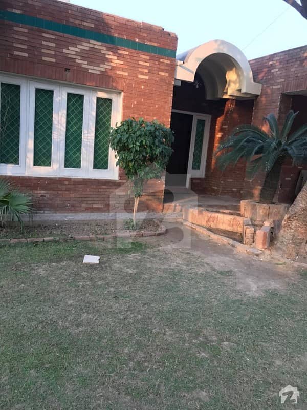 عبدالستار ایدھی روڈ لاہور میں 3 کمروں کا 1.4 کنال مکان 3.5 کروڑ میں برائے فروخت۔