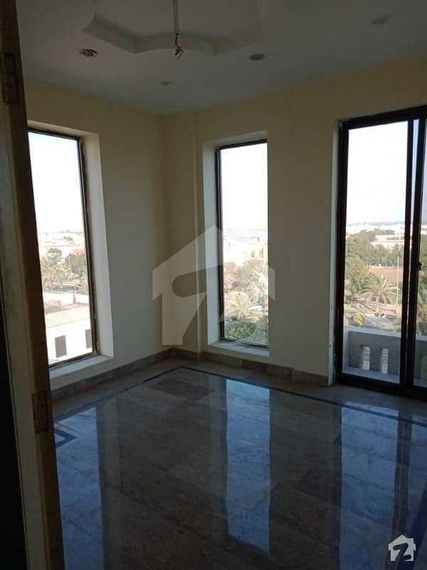 Walking Distance To Park And Market 2 Bed Flat Available At 5th Flor With Elevator