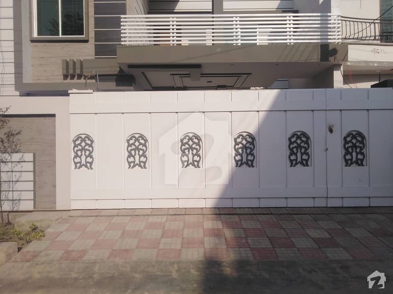 المجید پیراڈایئز رفیع قمر روڈ بہاولپور میں 5 کمروں کا 10 مرلہ مکان 1.6 کروڑ میں برائے فروخت۔