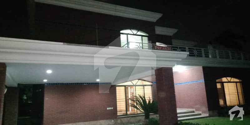 کینٹ لاہور میں 5 کمروں کا 2 کنال مکان 2.5 لاکھ میں کرایہ پر دستیاب ہے۔